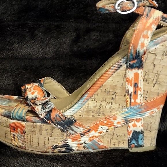 Women's Platform wedge Sandals by Chinese Laundry, Size 6. - Picture 3 of 9